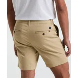Bermuda color beige, de corte recto y largo a la rodilla.