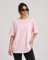 Remerón de corte oversize, color rosa, con cuello redondo y mangas cortas. Confeccionado en algodón, presenta un diseño holgado y cómodo.