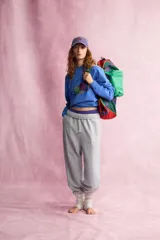 Sudadera azul con efecto lavado, cuello redondo y manga larga. Presenta un estampado frontal con el texto "Fruit of the Loom" y un gráfico de frutas.