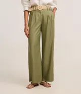 Pantalón wide leg de tiro alto color verde militar, confeccionado en mezcla de viscosa y lino, con pliegues frontales y trabillas en la cintura. Incluye un cinturón de rafia sintética con hebilla redonda.