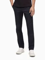 Pantalón de vestir azul marino, de corte slim, con bolsillos laterales y traseros.