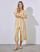 Mono largo de lino con estampado a rayas verticales amarillas y blancas. Escote cuadrado con botones y mangas cortas con volados.