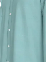 Camisa celeste de algodón Oxford con cuello abotonado, mangas largas y logo de Tommy Hilfiger bordado en el pecho.