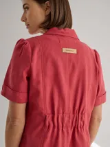 Chaqueta de lino color negro con costuras a contratono, mangas cortas con dobladillo y detalle de franja texturizada en la cintura. Presenta cuello camisero y etiqueta de cuero en la espalda.