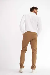 Pantalon de gabardina color beige, de corte recto y estilo chino, con bolsillos laterales y traseros.