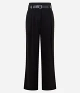 Pantalón de sastrería corte recto, color negro, con pliegues delanteros, cierre de botón y cremallera, y cinturón integrado con hebilla metálica.