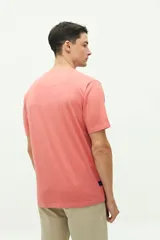 Remera azul marino de manga corta con logo bordado en el pecho. Corte clásico.