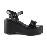 Sandalias negras de plataforma con hebilla en el tobillo.