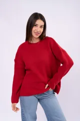 Sweater de punto en color rojo, con cuello redondo, mangas largas y calce relajado.