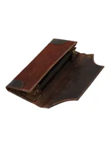 Billetera tipo sobre para hombre, con cuerpo principal de pelo de vaca marrón y detalles en cuero desgastado oscuro. Presenta un diseño con solapa curva y costuras visibles.