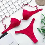 Conjunto de bikini color lila, compuesto por un soutien con aro y tirantes finos regulables, y una bombacha colaless de tiro medio.