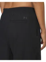 Pantalón deportivo de corte holgado y diseño técnico, confeccionado en tejido elástico ligero y duradero. Presenta cintura elástica con pinzas frontales, bolsillos laterales y traseros, y un acabado liso en color negro.