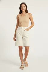 Short de gabardina de algodón color crudo, de corte recto y tiro medio. Cuenta con bolsillos laterales y traseros, cierre frontal con botón y bragueta.