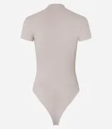 Body negro con cuello alto, mangas cortas y ajuste ceñido al cuerpo. Confeccionado en poliamida con elastano por la marca Cortelle.