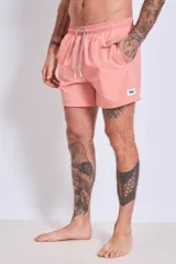 Short de baño color marrón con cordón ajustable en la cintura.