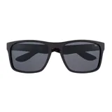 Lentes de sol Caterpillar modelo Yarder con montura cuadrada de color negro mate y cristales polarizados oscuros. Las varillas presentan una textura táctil inspirada en el dibujo de los neumáticos de la marca y una placa metálica con el logo.