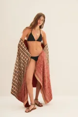 Conjunto de bikini negro, compuesto por un corpiño de diseño triangular y una bombacha clásica con tiras laterales ajustadas.