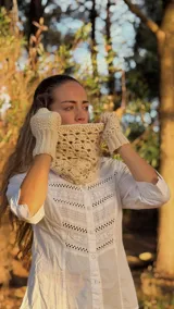 Cuellito tejido a crochet en color crudo, con diseño de punto calado y textura artesanal.