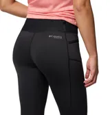 Calza deportiva de tiro alto color negro, con tecnología Omni-Wick para absorción de humedad. Presenta bolsillos laterales y posterior, con logo de la marca estampado en la pierna.