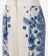 Pantalón wide leg de viscosa con estampado de arabescos en el lateral, cintura alta con elástico en la espalda y cierre con botones.