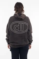 Canguro con capucha color marrón con efecto gastado, bolsillo tipo canguro y estampados en el pecho y manga.