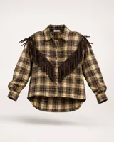 Camisa de manga larga con diseño a cuadros en tonos tierra, con detalle de flecos marrones en la parte frontal y hombros. Presenta cuello clásico, cierre frontal con botones y dobladillo redondeado con corte asimétrico.