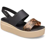 Sandalias de plataforma Crocs modelo Brooklyn Tort Low, con tiras negras y tira delantera con estampado animal print tipo leopardo. Cuenta con tira ajustable en el talón.