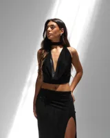 Top negro con escote halter y espalda descubierta.