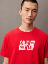 Remera roja de algodón con cuello redondo y logo estampado de Calvin Klein NYC en blanco.