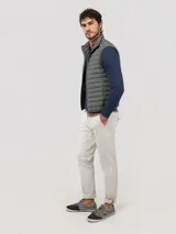 Chaleco acolchado para hombre de nylon reciclado, color verde militar, con cierre de cremallera frontal, bolsillos laterales y cuello alto.