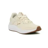 Championes de running Puma modelo Skyrocket Lite 2 Alt, color arena con detalles dorados y suela blanca con base marrón.