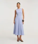 Vestido midi evasé color lila, sin mangas, con cuello redondo y cierre trasero por cremallera. Confeccionado en bengalina de algodón con elastano.