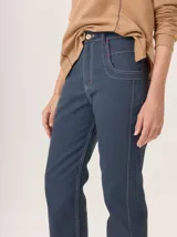 Pantalón de jean recto, color azul oscuro gastado, confeccionado en gabardina de algodón. Presenta pespuntes y atraques en contraste de color.