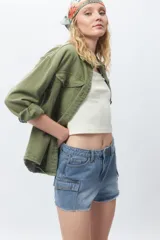 Short negro de jean con bolsillos cargo y terminación desflecada.