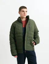 Campera acolchada color verde militar, con cierre frontal y botones a presión, cuello alto, bolsillos laterales y bolsillo frontal con cierre.