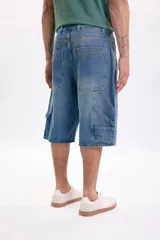 Bermuda de jean de corte holgado y estilo cargo, con bolsillos laterales y trabillas para cinturón.