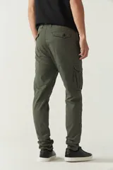 Pantalón cargo gris para hombre, de corte regular, con bolsillos laterales y traseros con solapa, pasacinto y logo metálico. Confeccionado en algodón y spandex.