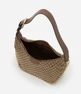 Cartera tipo baguette Satinato de tamaño pequeño, con estampado geométrico en tonos marrón y tostado. Cuenta con cierre superior, asa ajustable de cuero sintético y una cadena decorativa dorada en el frente.