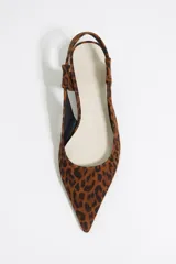 Zapato destalonado con estampado animal print, punta fina, escote cuadrado y tacón kitten.