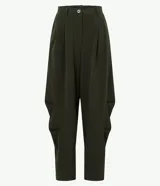 Pantalón sastre de corte barrel, con diseño de piernas anchas y volumen estructurado en los laterales. Presenta pliegues frontales, cintura con elástico en la parte posterior y acabado refinado.