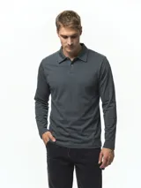 Remera polo de manga larga y color negro, confeccionada en 100% algodón, con cuello camisero y cartera de dos botones.