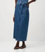 Pollera midi de jeans con diseño de traslape frontal, confeccionada en algodón. Presenta un corte tipo lápiz con cintura elástica y lazo ajustable del mismo tejido.