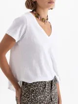 Remera de corte clásico con escote en V y mangas cortas, confeccionada en tejido de punto con mezcla de algodón y lino.