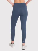 Calza deportiva de tiro alto en color azul profundo, con bolsillos laterales y banda de silicona interna para mayor sujeción.