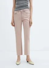 Pantalón de jean estilo vaquero en color rosado, con diseño de corte recto y largo crop. Presenta cinco bolsillos, trabillas para cinturón, cierre de cremallera con botón y bajo deshilachado.