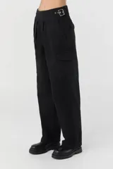 Pantalón cargo color beige de gabardina de algodón, con corte slouchy, fit amplio, cintura cruzada con cinturón integrado y bolsillos laterales con solapa.