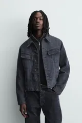 Cazadora cropped fit de pana de algodón color azul marino, con cuello solapa, manga larga con puño de botón, bolsillos de solapa en el pecho y bolsillos de vivo en la cadera. Cierre frontal de botonadura.