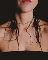 Collar de plata 925 con eslabones circulares unidos entre sí. Tiene cierre de gancho y largo regulable.