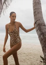 Malla enteriza con estampado animal print, escote en V profundo y espalda descubierta con cierre de lazo en el cuello.