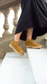 Bota acordonada color marrón de cuero gamuzado, con suela de goma y plataforma.